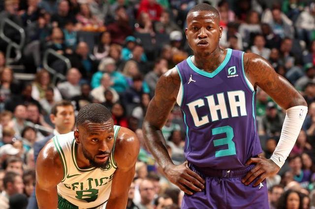 足的持球空 足的持球空